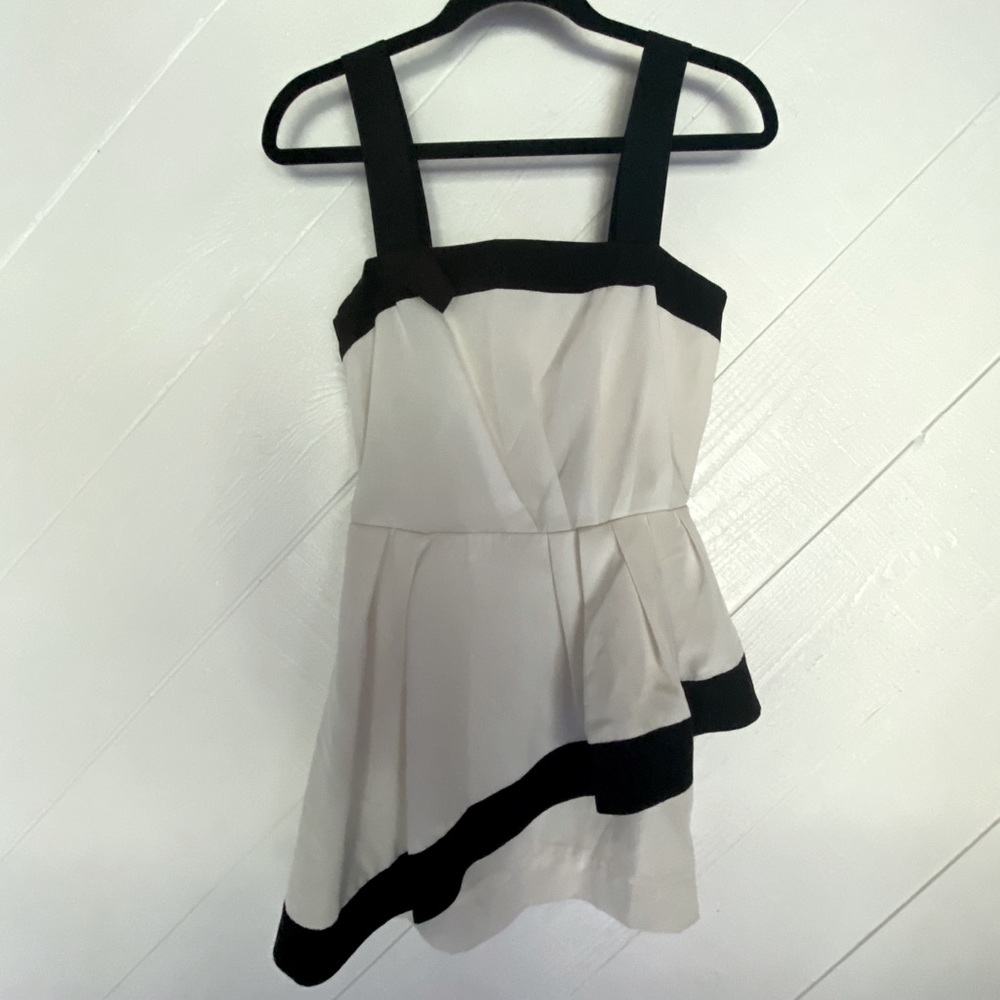 Topshop 🔝 white and black asymmetrical mini dress with bow detailing